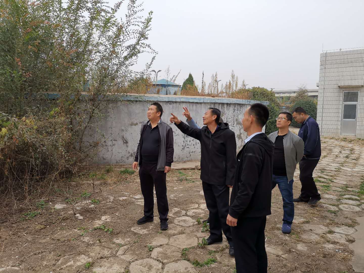 公司總經(jīng)理王建人在供水、污水生產(chǎn)一線開展風(fēng)險(xiǎn)隱患排查 (1).jpg