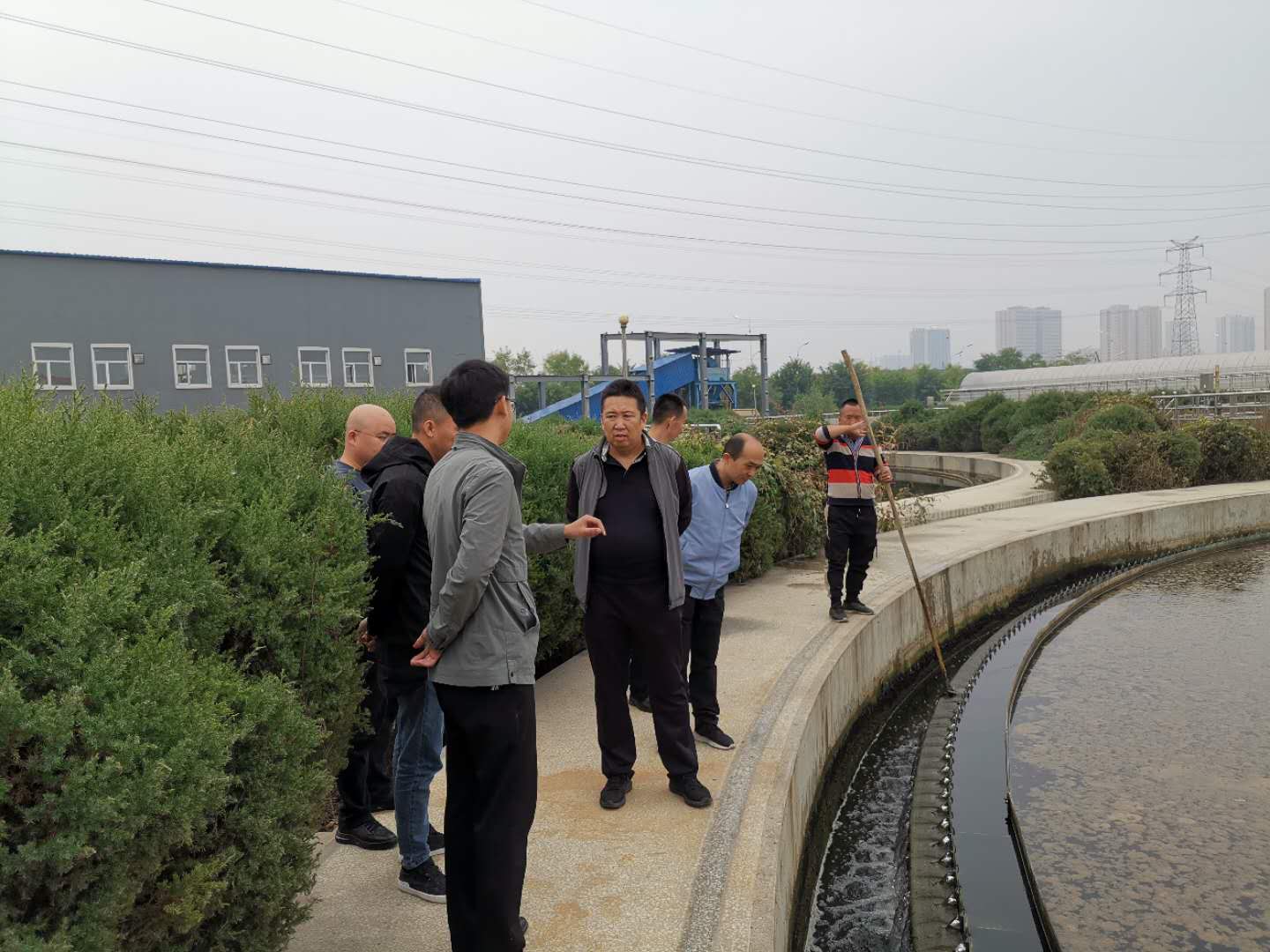 公司總經(jīng)理王建人在供水、污水生產(chǎn)一線開展風(fēng)險(xiǎn)隱患排查 (2).jpg