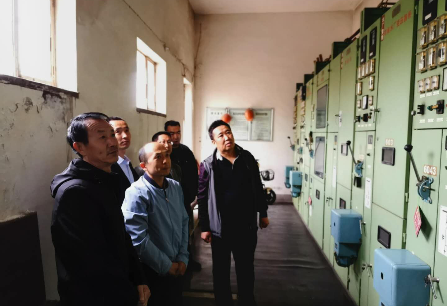 公司總經(jīng)理王建人在供水、污水生產(chǎn)一線(xiàn)開(kāi)展...